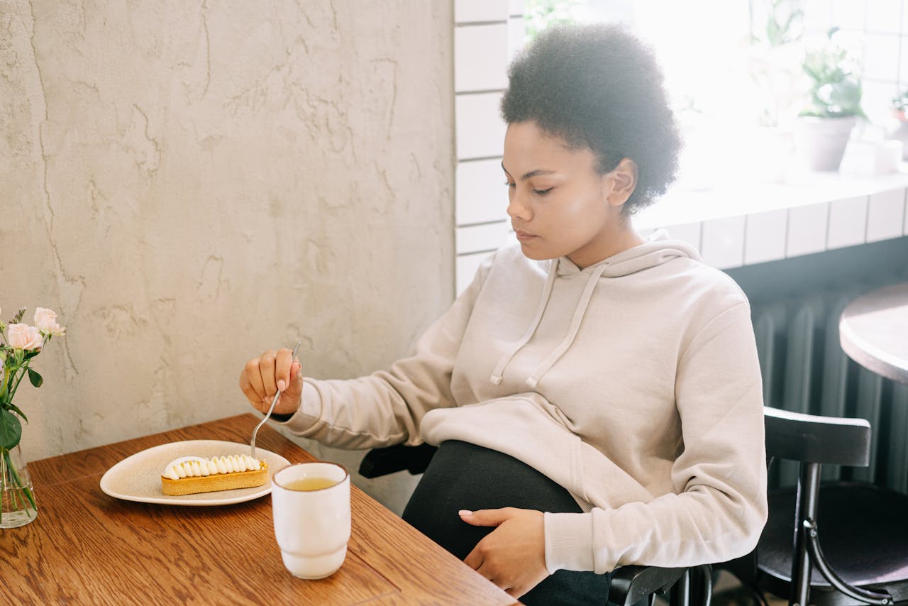 En esta fotografía, vemos a una mujer embarazada alimentándose